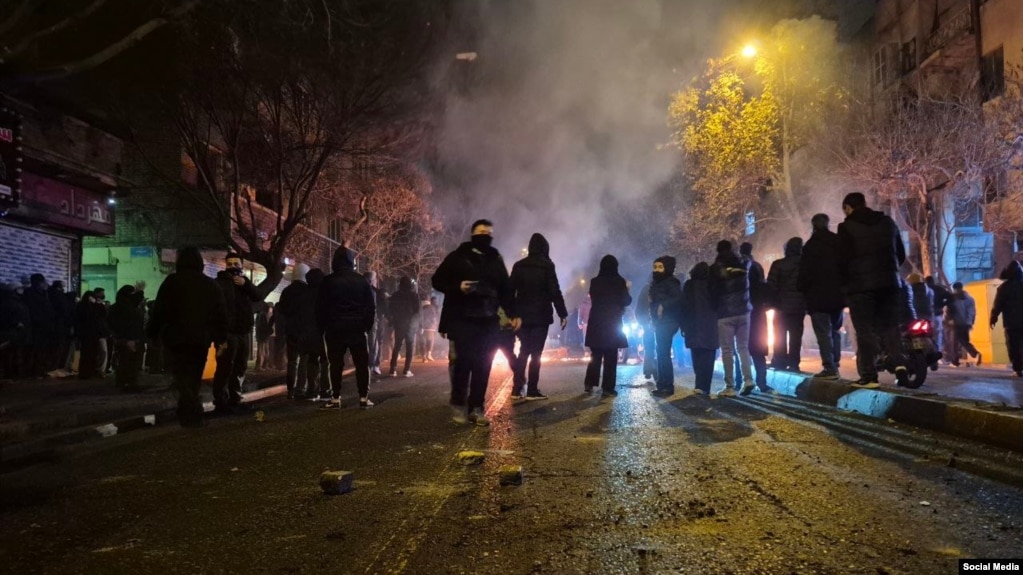 نمایی از اعتراضات شامگاه ۱۹ دی در تهران