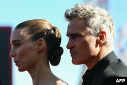 Хоакин Финикс и Руни Мара на филмовия фестивал във Венеция, септември 2025 г.