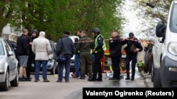 Украинские полицейские на месте нападения. Киев, 18 апреля 2026 года