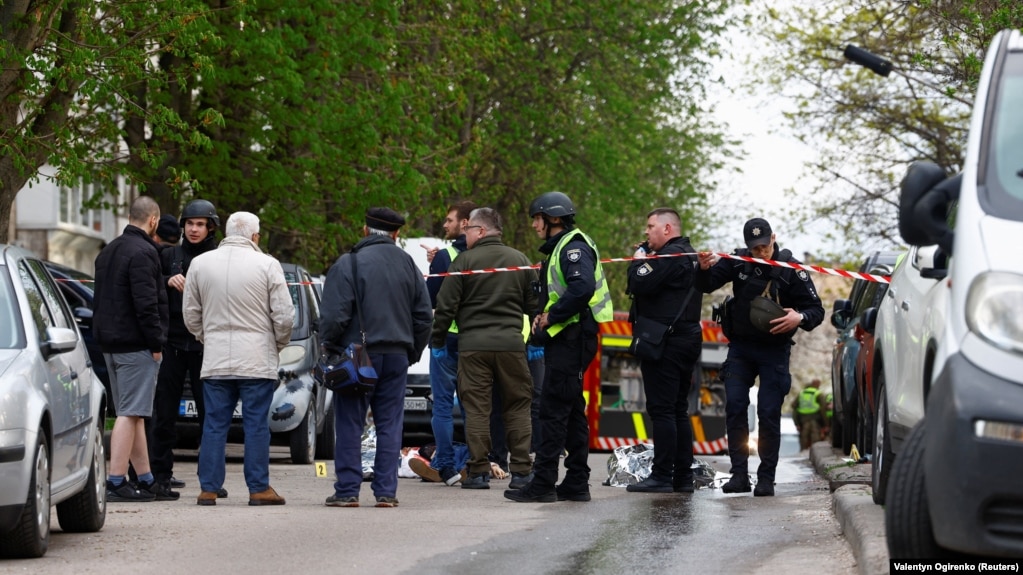 18 квітня у Києві в Голосіївському районі невідомий чоловік відкрив стрілянину по людях, кількість загиблих зрештою зросла до семи