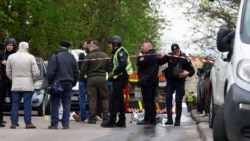 Поліція і слідчі біля тіл людей, яких застрелив із карабіна зловмисник у Голосіївському районі Києва. 18 квітня 2026 року 