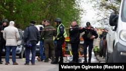 Поліція і слідчі біля тіл людей, яких застрелив із карабіна зловмисник у Голосіївському районі Києва. 18 квітня 2026 року 