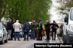 Polițiști lângă cadavrele victimelor incidentului armat din Kiev, Ucraina, 18 aprilie 2026