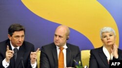 Švedski premijer Fredrik Reinfeldt sa premijerom Slovenije Borutom Pahorom i premijerkom Hrvatske Jadrankom Kosor nakon potpisivanja Sporazuma o arbitraži 