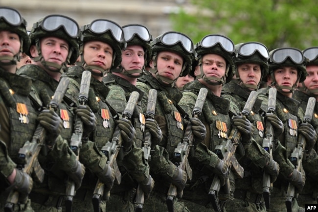 Російські військовослужбовці, які беруть участь у війні Росії проти України, марширують Красною площею під час військового параду 9 травня 2026 року