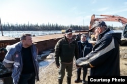 Жители Колвы были удивлены, что министр природных ресурсов и охраны окружающей среды Коми Алексей Кузнецов пришел на встречу с ними в куртке с логотипом "Лукойл"