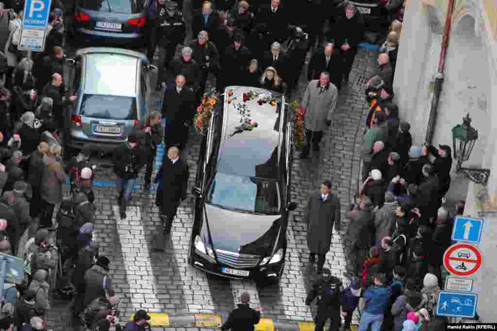 Havel&#39;s widow Dagmar (center), accompanied by her daughter Nina, lead the procession behind the hearse on its way to Prague Castle