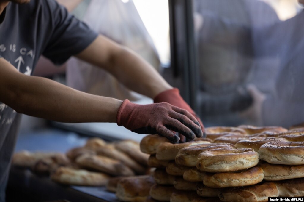Një punëtor i palos pitalkat e pjekura para se t'i shpërndajë ato tek myshterinjtë që presin në radhë jashtë në kohën e iftarit.Ramazani zgjat 30 ditë, gjatë të cilit, myslimanët nuk hanë dhe nuk pinë nga lindja deri në perëndim të diellit.