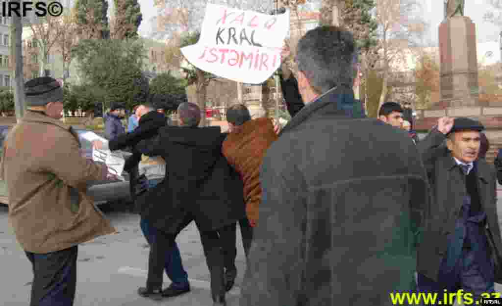 Polis Konstitusiya Məhkəməsinin keşiyində #21