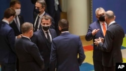 Emmanuel Macron francia elnök hallgatja Andrej Babis cseh és Mateusz Morawiecki lengyel miniszterelnököt 2020. december 10-én. Jobb hátul Orbán Viktor magyar miniszterelnök is látható. 