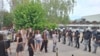 Kordon policije i protest ispred Novosadskog sajma gde je zakazano polaganje ispita Pravnog fakulteta u Novom Sadu, 14. jul 2025.