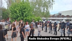 Kordon policije i protest ispred Novosadskog sajma gde je zakazano polaganje ispita Pravnog fakulteta u Novom Sadu, 14. jul 2025.