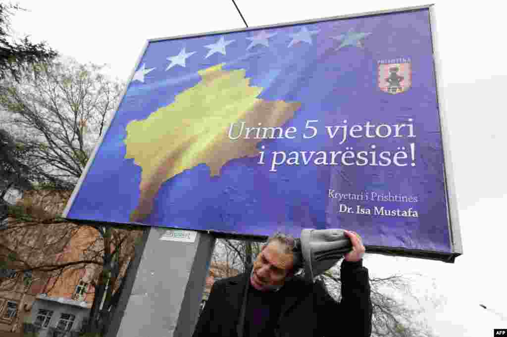 Un billboard la Priştina, felicit&acirc;ndu-i pe kosovari cu &icirc;mplinirea a cinci ani de la proclamarea independenţei Kosovo, 13 februarie 2013