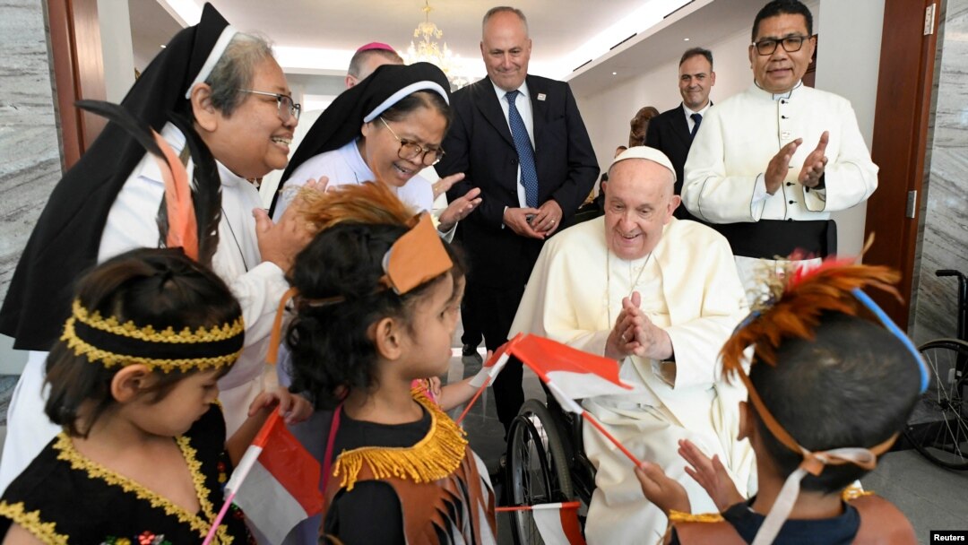Papa Francisc s-a întâlnit cu imigranți și copiii lor în timpul vizitei sale în Indonezia. Jakarta, 3 septembrie 2024.