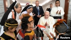 Papa Francisc s-a întâlnit cu imigranți și copiii lor în timpul vizitei sale în Indonezia. Jakarta, 3 septembrie 2024.