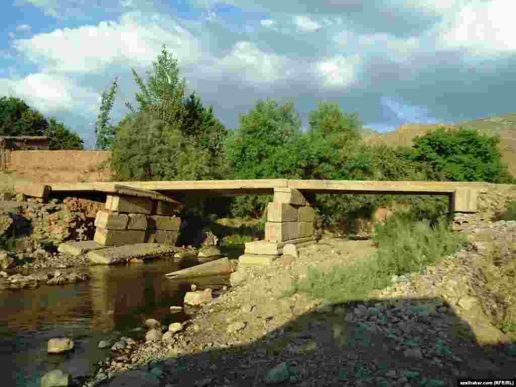 Köýtendag etrabyndaky bir köpri