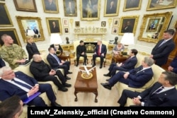 Zelenski și Trump, în prezența delegațiilor celor două părți, la Casa Albă, 28 iulie 2026