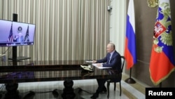 Președintele Vladimir Putin, la reședința sa din Soci, discută prin teleconferință cu președintele Joe Biden