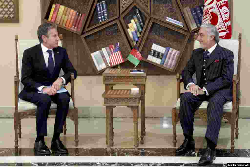 АВГАНИСТАН - Државниот секретар на Соединетите Американски Држави Ентони Блинкен денеска пристигна во ненајавена посета на Авганистан каде што на авганистанските власти ќе им го претстави планот на американскиот претседател Џо Бајден за повлекување на војската од таа земја. Блинкен се среќава со авганистанскиот претседател Ашраф Гани, со премиерот Абдула Абдула и со претставниците на граѓанските организации.