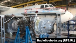 Літак Ан-26 Збройних сил України в цеху ремонтного заводу