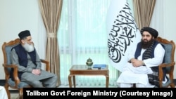 د پاکستان له شارژدافیر سره د امیرخان متقي یو پخوانی انځور 