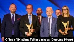 Анджэй Пачобут і Алесь Бяляцкі пасьля ўручэньня прэміі «Залаты ляўр Super Biznesu» ў Варшаве