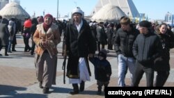 На центральной площади в столице Казахстана празднуют Наурыз. Астана, 22 марта 2011 года. 