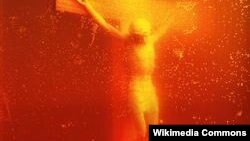 Piss Christ (1987), fotografie de Andres Serrano. 