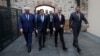 Міністар замежных спраў Украіны Андрэй Сыбіга, дзяржаўны сакратар ЗША Марка Рубіё, міністар замежных справаў Турэччыны Хакан Фідан і кіраўнік Офісу прэзыдэнта Украіны Андрэй Ярмак прыбылі на сустрэчу ў палац Далмабахчэ ў Стамбуле. 16 траўня 2025 году