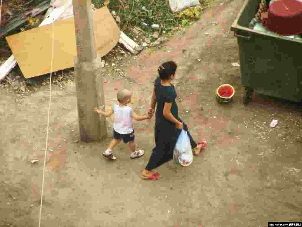 Bir türkmen gyzjagazy oglan jigisi bilen hapa dökmäge barýar.