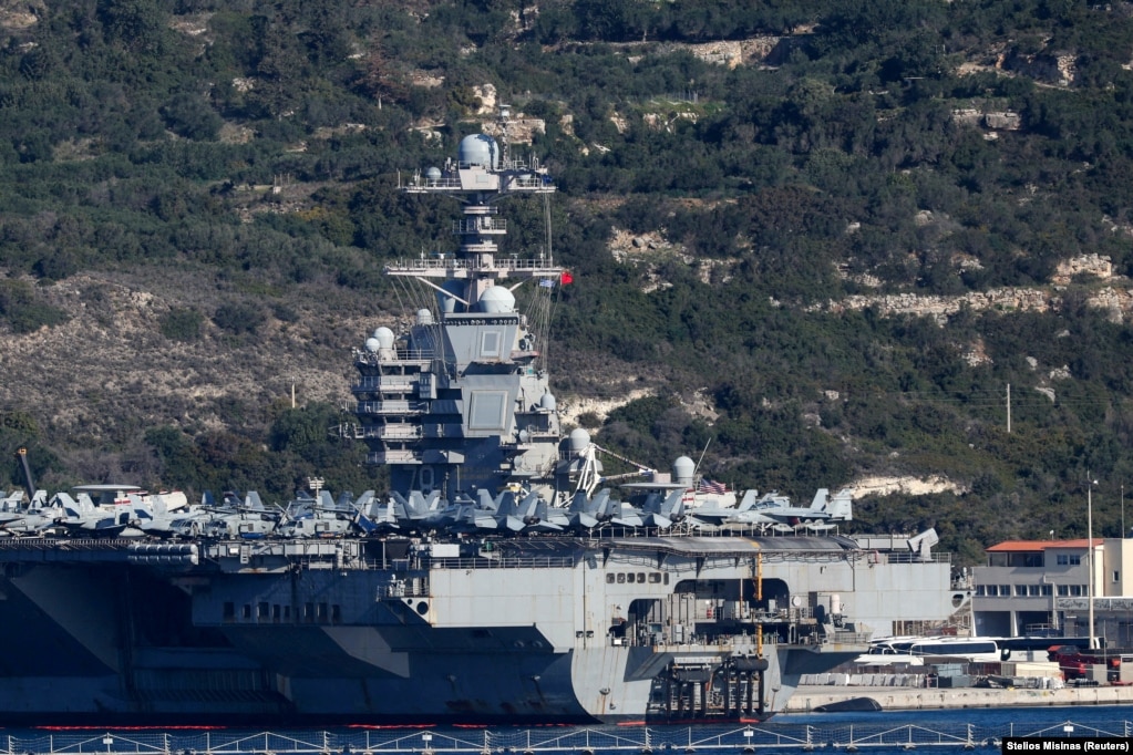 Një aeroplan në kuvertën e aeroplanmbajtësit USS Gerald R. Ford në portin e ishullit grek të Kretës më 24 shkurt.Uashingtoni aktualisht po kryen një nga grumbullimet e tij më të mëdha të forcave ushtarake në Lindjen e Mesme që nga pushtimi i Irakut më 2003.