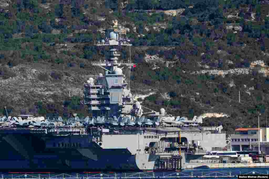 Avioni na palubi američkog nosača aviona "Džerald R. Ford" u luci na grčkom ostrvu Krit 24. februara.Vašington sada na Bliskom istoku koncentriše svoje najveće vojne snage od invazije na Irak 2003. godine.