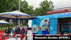 La Chișnău s-au lansat miercuri primele două centre mobile de vaccinare: într-un autobuz , care va deservi și suburbiile orașului și un troleibuz. 26 mai 2021