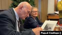 Зянон і Галіна Пазьнякі. Прэзэнтацыя кнігі ў Нью-Ёрку, сьнежань 2025 году. Стоп-кадр: Беларускі крок