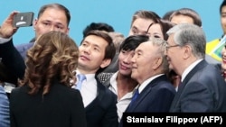 Лидер партии «Нур Отан» и бывший президент Нурсултан Назарбаев позирует для селфи вместе со своим преемником Касым-Жомартом Токаевым и другими на партийном съезде. Нур-Султан, 23 апреля 2019 года. 