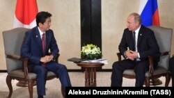 Премьер-министр Японии Синдзо Абэ и президент России Владимир Путин во время встречи в Сингапуре, 14 ноября