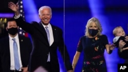 Джо и Джилл Байдены после заявлений СМИ о победе на выборах 7 ноября 2020 года.