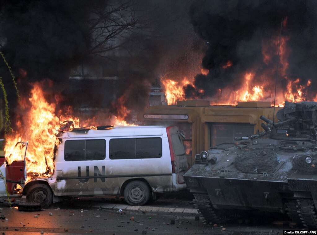 (Djegia e veturës e misionit të Kombeve të Bashkuara, AFP)