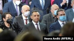 Nikola Selaković (prvi desno) tokom polaganja zakletve Vlade Srbije 28. oktobra 2020. Desno od njega su Aleksandar Vulin, šef policije i Goradana Čomić, ministarka za ljudska prava, koja je na sebe preuzela obavezu uvođenja zakona o istopolnim zajednicama. 