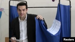 Солшыл "Сириза" партиясының жетекшісі Алексис Ципрас парламент сайлауында дауыс беріп тұр. Афины, 6 мамыр 2012 жыл.