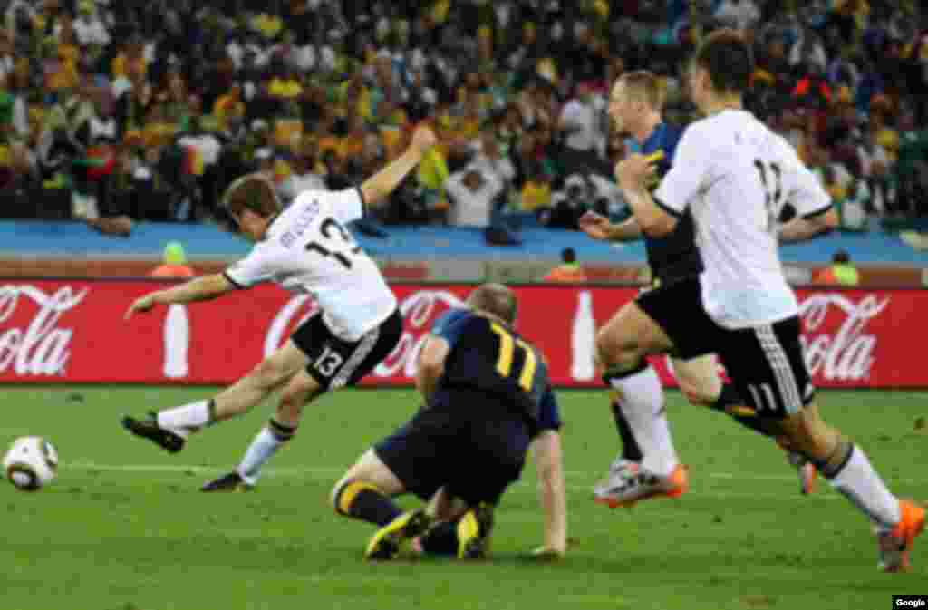 გერმანია-ავსტრალია. თომას მიულერს ავსტრალიელთა კარში მესამე გოლი გააქვს. - სამხრეთ აფრიკის სტადიონებზე გრძელდება ფეხბურთელთა მსოფლიო ჩემპიონატი. მის მონაწილეთა ნახევარზე მეტმა უკვე ჩაატარა პირველი მატჩები. ჩემპიონის ვინაობას 11 ივლისს შევიტყობთ.