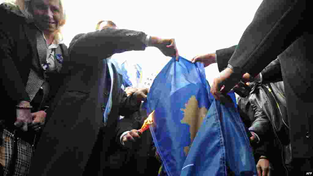 Srbija - Radikali na protestima pale kosovsku zastavu, nezadovoljni odlukama Haškog tribunala, Beograd, 30. novembar 2012. Foto: AFP / Andrej Isaković 