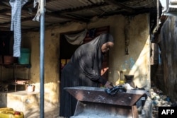 Мар’ям Сума гатуе каля свайго дому