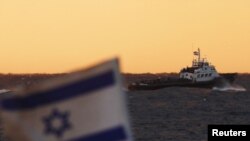 Izraelska zastava leluje na remorkeru u blizini luke Ashdod, 04. novembar 2011.