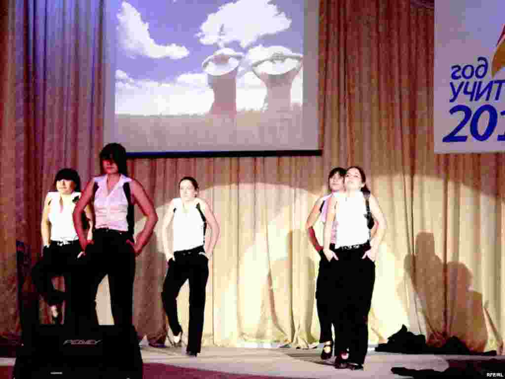 Алексеевск мәдәният йортында спорт һәм яшьләр елын озату, укытучылар елын тантаналы рәвештә каршы алу чарасы