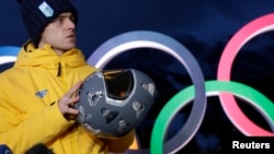 Украиналық скелетоншы Владислав Гераскевич соғыста қаза тапқан украиналық спортшылардың суреті бар шлемі үшін олимпиададан шеттетілді. 