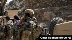 آرشیف - شماری از نیروهای سابق کماندوی افغانستان حین یک عملیات نظامی در ولایت پروان