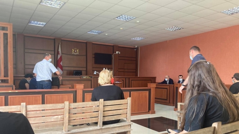 В Западной Грузии суд отправил за решетку отца и сына, обвиняемых в изнасиловании 8-летней девочки