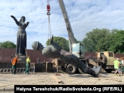 У Львові демонтували радянський монумент слави, 23 липня 2021 року