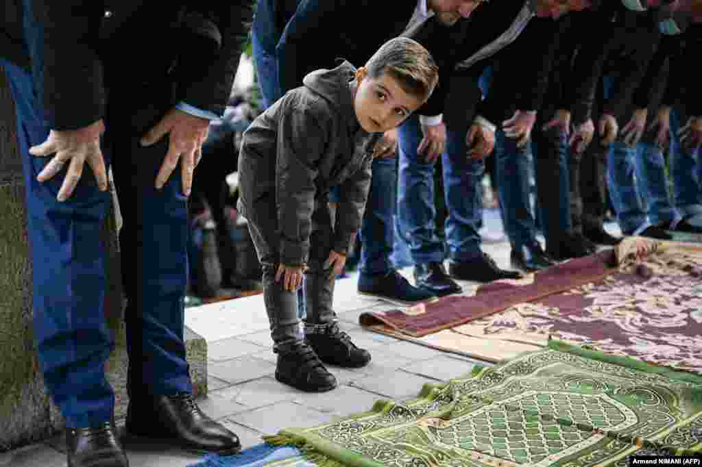 Prvi dan Ramazanskog bajrama, jedan od najvećih praznika za vjernike islamske vjeroispovijesti, u Velikoj džamiji u Prištini